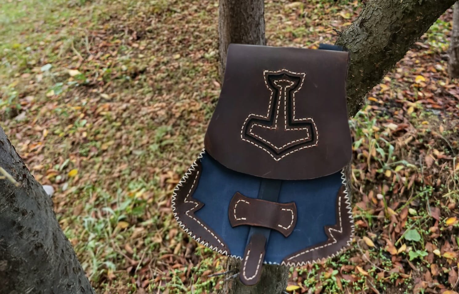 El Yapımı Deri Kemer Çantası – Thor'un Çekici (Mjölnir) Motifli Viking & Bushcraft Bel Çantası