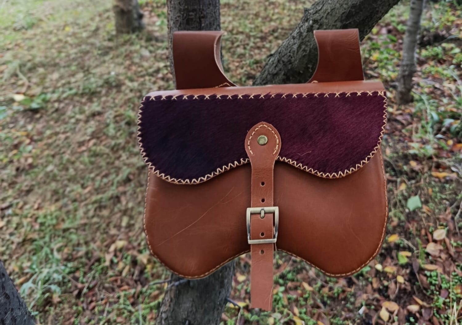El Yapımı Deri Kemer Çantası – Bordo Tüylü Kapaklı Vintage Bushcraft Bel Çantası